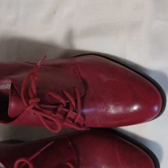 G.H. Bass & Co. Red sz 6M Lace up high heel shoes. - Picture 6 of 7